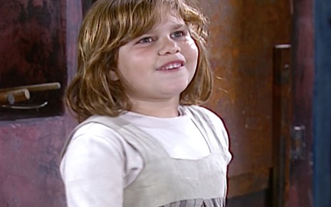 A atriz Thais Müller, com cerca de sete anos de idade, como a Fátima em cena de O Cravo e a Rosa