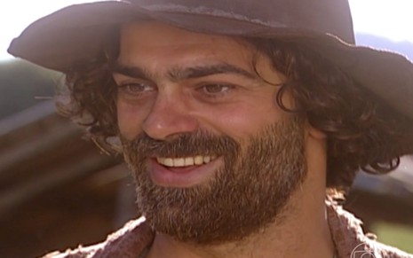 O ator Eduardo Moscovis sorri como o personagem Julião Petrucchio na novela O Cravo e a Rosa, da Globo