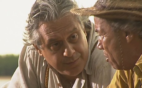 Antonio Fagundes caracterizado como Bruno Mezenga; ele veste camisa branca e colete de couro e tem o semblante preocupado em cena de O Rei do Gado