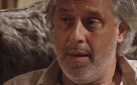 Antonio Fagundes está abatido e com os olhos cheios de lágrimas em cena de O Rei do Gado; ele usa uma camisa bege