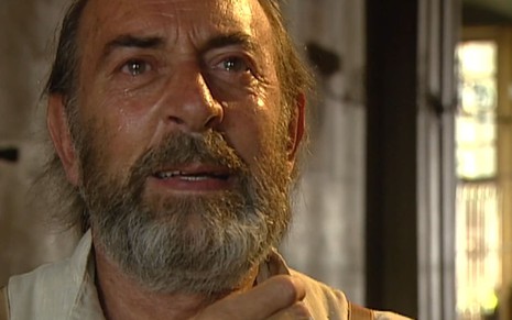 Raul Cortez como Geremias em O Rei do Gado; ele está com os olhos cheios de lágrimas e a boca aberta em cena de O Rei do Gado