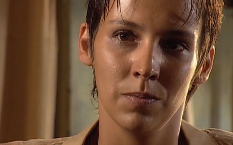 Ana Beatriz Nogueira como Jacira em O Rei do Gado; ela tem o cabelo curto e o semblante abalado em cena da novela
