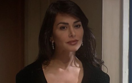 Leila Lopes caracterizada como Suzane em O Rei do Gado; ela dá um sorriso irônico em cena da novela