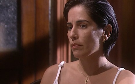 Gloria Pires caracterizada como Rafaela; ela tem o cabelo na altura do queixo e usa uma regata branca em cena de O Rei do Gado