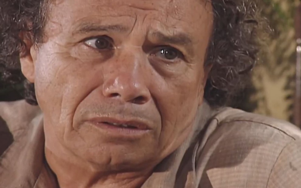 Stenio Garcia caracterizado como Zé do Araguaia; ele usa uma blusa surrada e tem o semblante abatido em cena de O Rei do Gado
