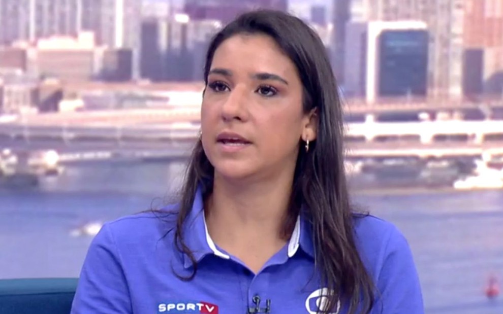Joanna Maranhão no programa Ohayo Tóquio, no SporTV: ela usa camisa azul com os logos do SporTV e Globo