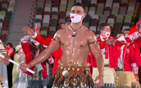 Pita Taufatofua, o porta-bandeira de Tonga, país da Oceania, na abertura oficial da Olimpíada de Tóquio 2020