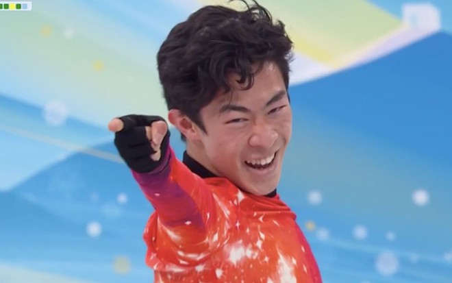 O patinador norte-americano Nathan Chen sorri apontando para a câmera nas Olimpíadas de Inverno de 2022, exibidas pela Globo