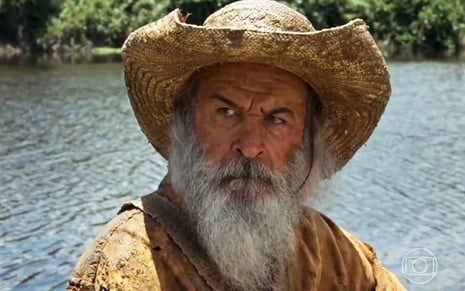 Osmar Prado com uma barba grande e vestido de Velho do Rio