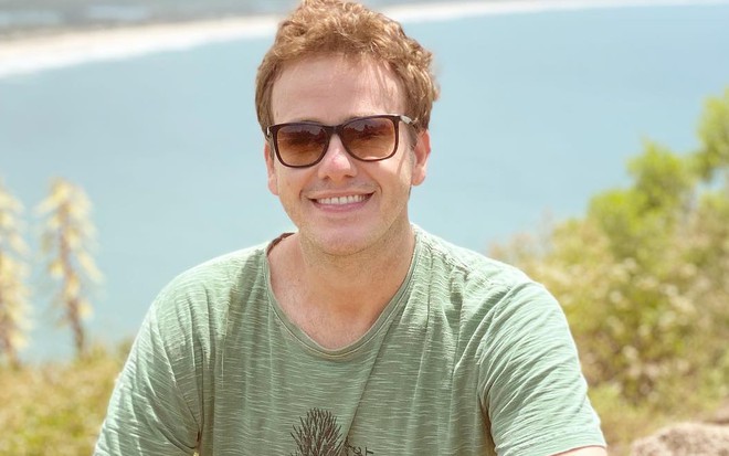 Pablo Sanábio posa para a foto sorrindo e usando um blazer
