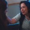 Atriz Paloma Duarte olha com cara de choro para Debora Ozório em cena de Além da Ilusão