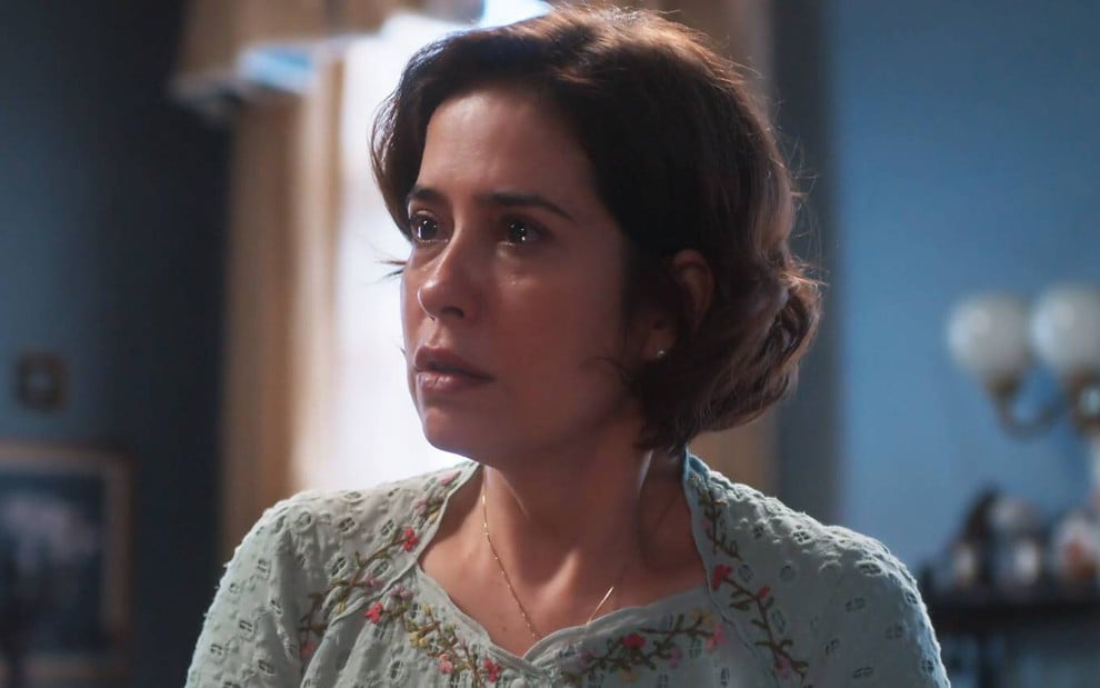 Atriz Paloma Duarte olha para frente com cara de choro em cena de Além da Ilusão
