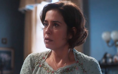 A atriz Paloma Duarte, caracterizada como sua personagem de Além da Ilusão, está com uma expressão de surpresa