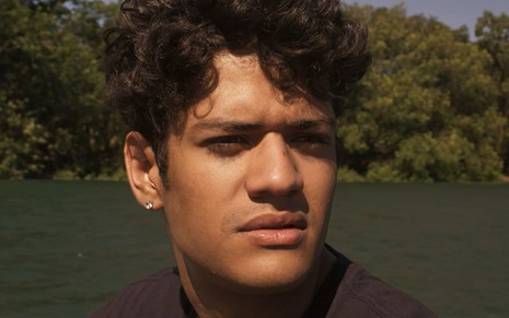 Gabriel Santana caracterizado como Renato; ator tem a expressão perturbada em cena de Pantanal