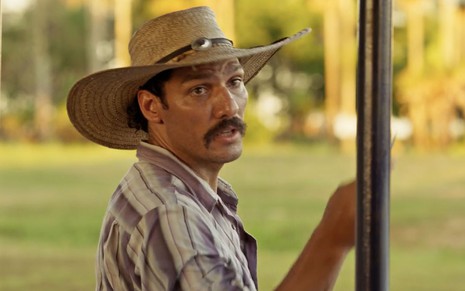 O ator Guito caracterizado como o Tibério em cena de Pantanal