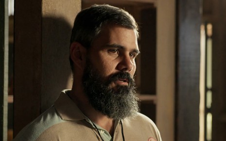 O ator Juliano Cazarré caracterizado como Alcides em cena de Pantanal