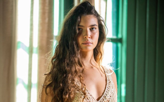 A atriz Alanis Guillen vestida de noiva como a Juma em cena de Pantanal