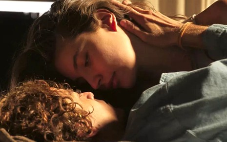 Juma Marruá (Alanis Guillen) e Jove (Jesuita Barbosa) estão abraçados em cena de Pantanal, novela das nove