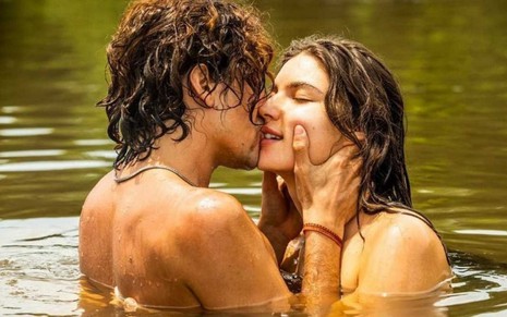 Jove (Jesuita Barbosa) e Juma (Alanis Guillen) se beijam em banho de rio em Pantanal, novela das nove da Globo