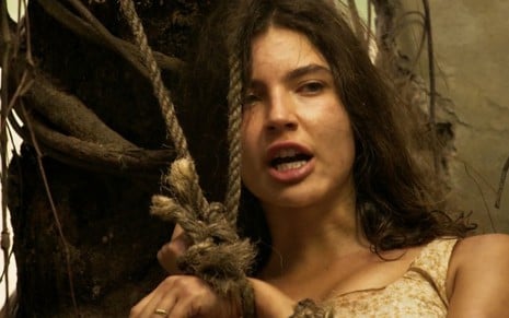 A atriz Alanis Guillen caracterizada como Juma em cena de Pantanal