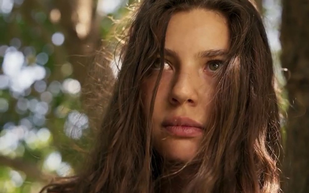 Juma Marruá (Alanis Guillen) está em cima de árvore em cena de Pantanal, novela das nove da Globo