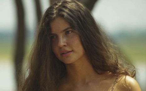Juma (Alanis Guillen) com expressão séria em cena da novela Pantanal