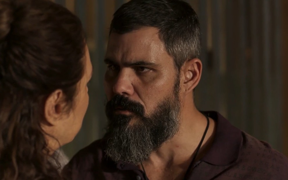 Alcides (Juliano Cazarré) com expressão séria diante de Maria Bruca (Isabel Teixeira) em cena de Pantanal