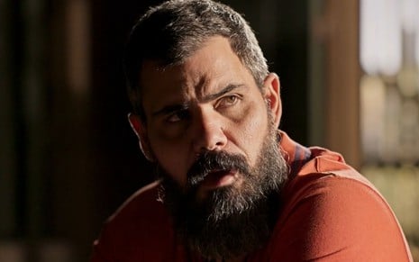 Juliano Cazarré, caracterizado como Alcides, tem o semblante raivoso em cena de Pantanal