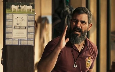 Juliano Cazarré grava cena como Alcides em Pantanal