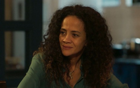 Aline Borges grava cena com expressão séria, como Zuleica de Pantanal, novela das nove da Globo