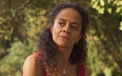 Aline Borges grava cena com expressão desconfiada, como Zuleica em Pantanal