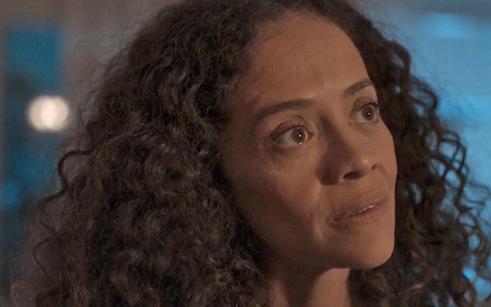 A atriz Aline Borges com lágrimas nos olhos caracterizada como a Zuleica em cena de Pantanal