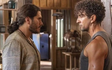 Trindade (Gabriel Sater) e José Lucas (Irandhir Santos) se encaram em cena de Pantanal, novela das nove da Globo