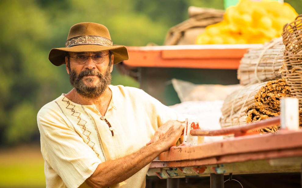 O ator Almir Sater como o Eugênio em cima de uma chalana, embarcação típica do pantanal, em cena de Pantanal