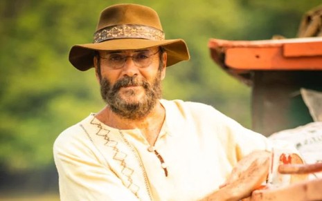Almir Sater posa no Pantanal; ele usa chapéu
