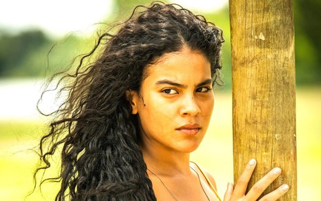 Bella Campos com expressão desconfiada, como Muda em Pantanal