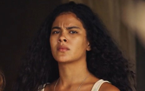 Bella Campos com expressão brava, como Muda em Pantanal