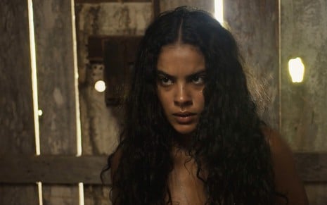 A atriz Bella Campos caracterizada como a Muda em cena de Pantanal, novela das nove da Globo
