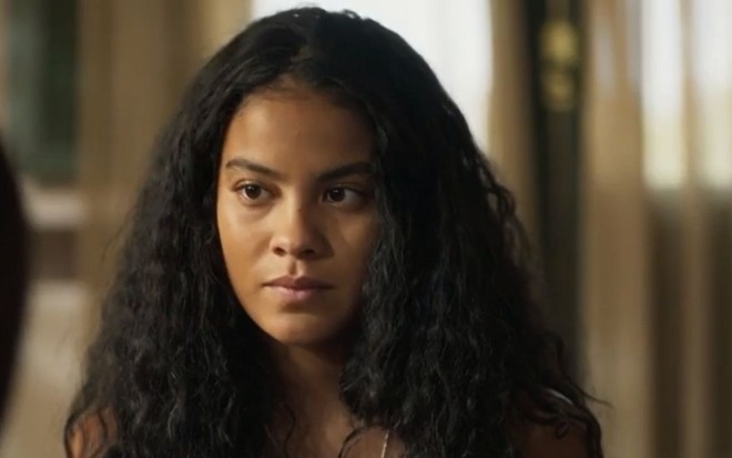 Muda (Bella Campos) está de cabelo solto em cena de Pantanal, novela das nove da Globo