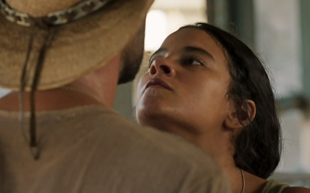 Muda (Bella Campos) tem expressão de raiva em cena de Pantanal, novela das nove da Globo