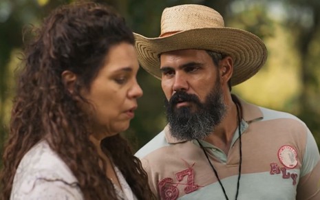 Juliano Cazarré, o Alcides, sussura no ouvido de Isabel Teixeira, a Maria Bruaca, em cena de Pantanal