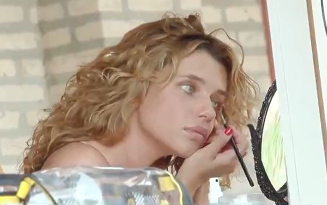 Bruna Linzmeyer faz a própria maquiagem em camarim improvisado