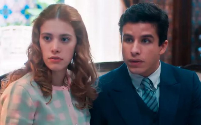 Caroline Dallarosa e Ricky Tavares gravam cena lado a lado, ambos com expressão tensa, como Arminda e Inácio