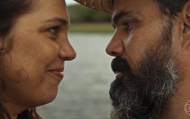 Isabel Teixeira e Juliano Cazarré gravam cena de Pantanal