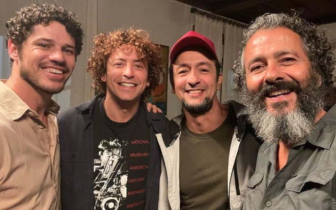 José Loreto, Jesuita Barbosa, Irandhir Santos e Marcos Palmeira sorriem para a câmera, abraçados