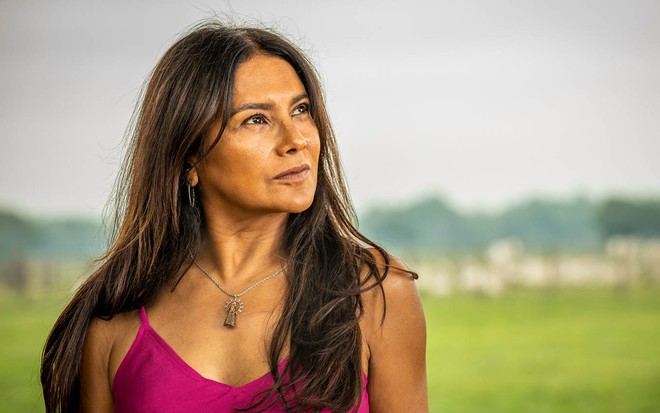 A atriz Dira Paes caracterizada como Filó em cena de Pantanal