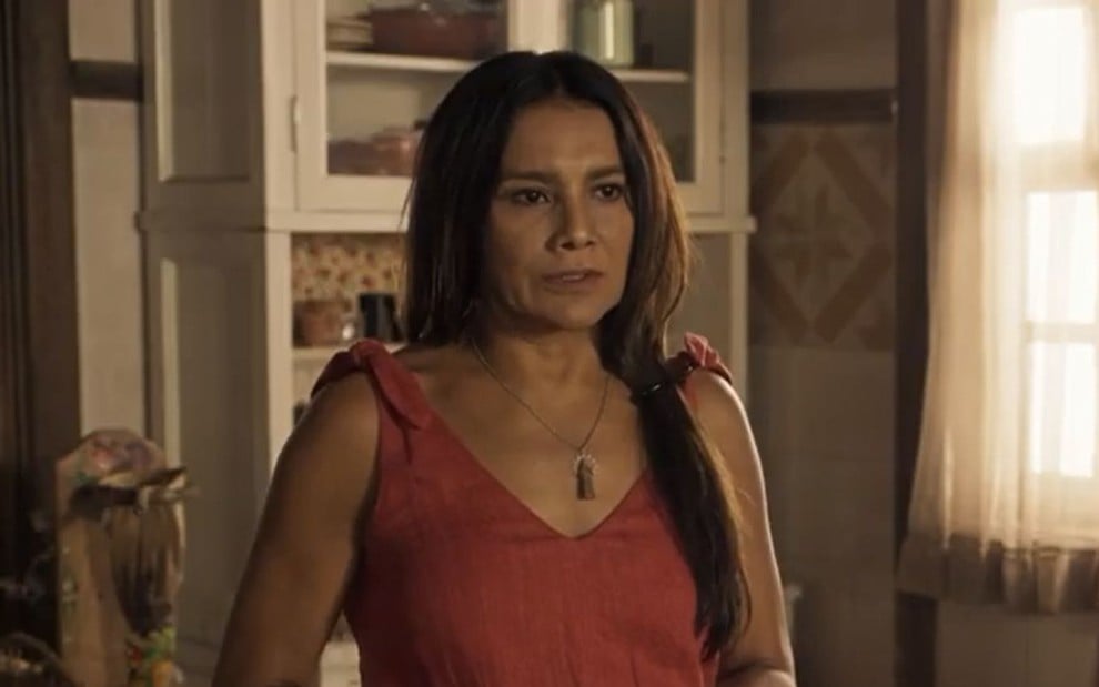 Filó (Dira Paes) está em pé em cozinha em cena de Pantanal, novela das nove da Globo