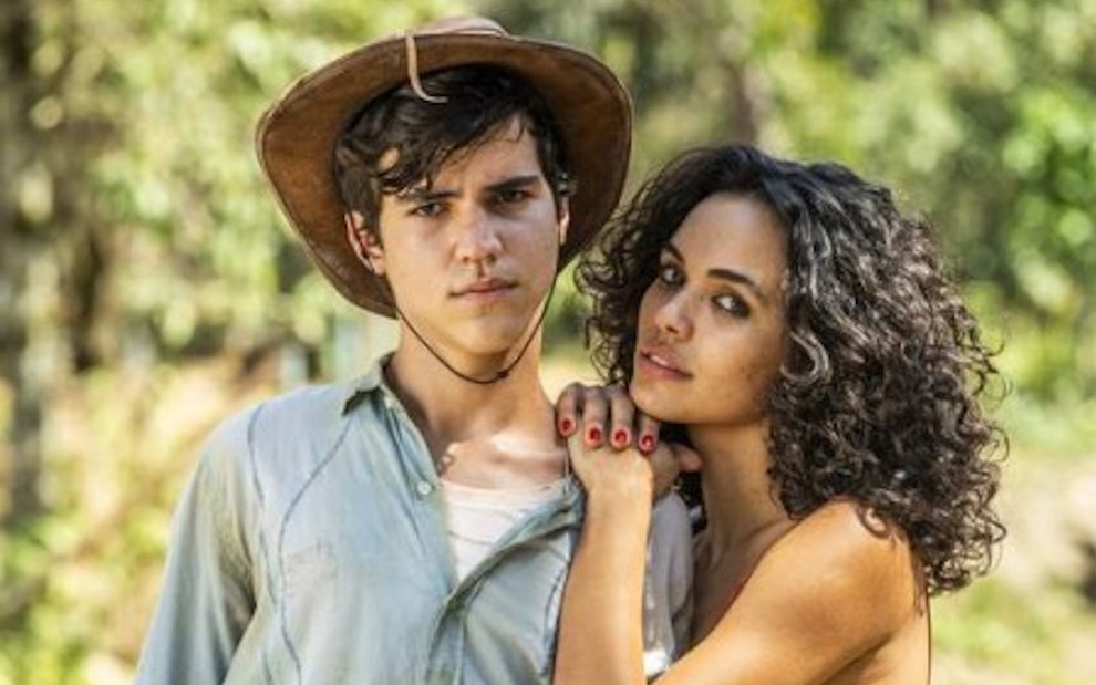 Drico Alves posta nos bastidores de Pantanal, caracterizado como José Leôncio, com Giovana Cordeiro, que faz uma participação na novela