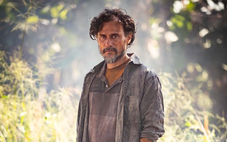 O ator Enrique Diaz caracterizado como Gil em cena de Pantanal