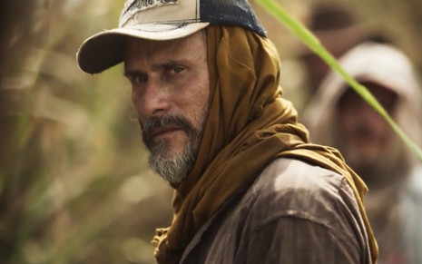 Enrique Diaz grava cena com expressão tensa, como Gil na novela Pantanal